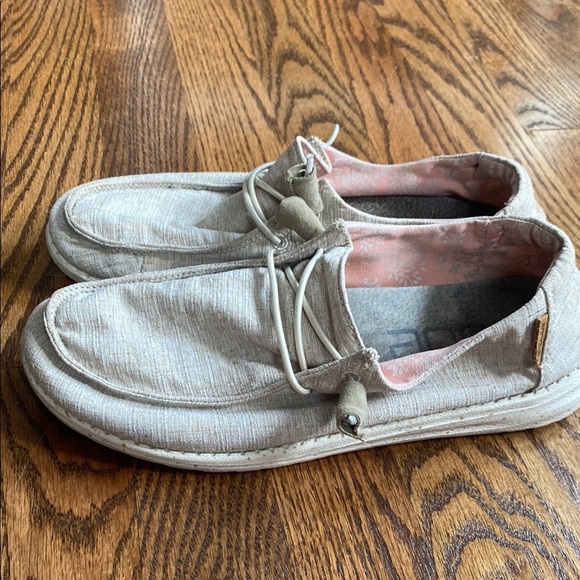 Lightweight tan women’s Hey Dude Wendy chambray slip on shoes, size 8. Great con - Picture 6 of 16